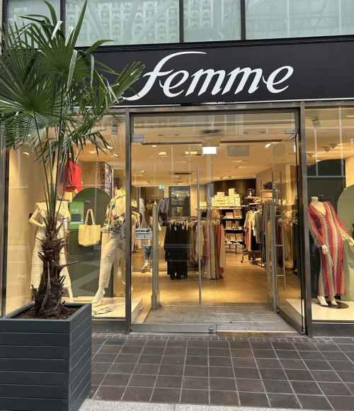 © (c) | femme | 