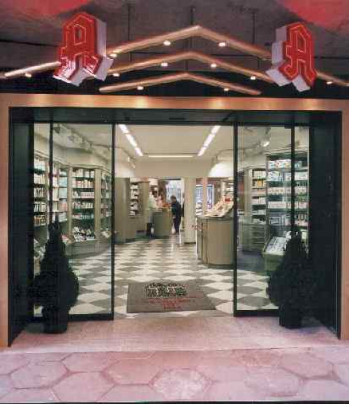 © Raths Apotheke | Raths Apotheke Eingang hinten | 